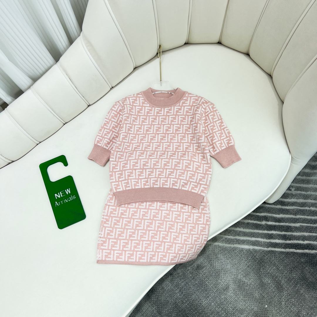 FENDI【フェンディ】 子供服  　ニット　セットアップ　セーター＋スカート　100-150cm